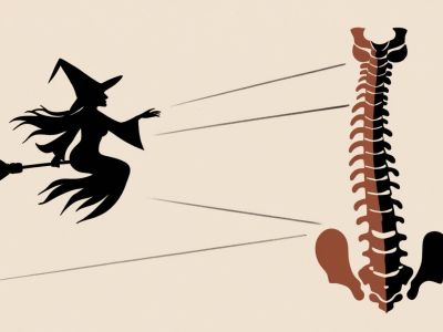 Eine auf einem Besen fliegende Hexe fliegt auf eine Wirbelsäule zu
